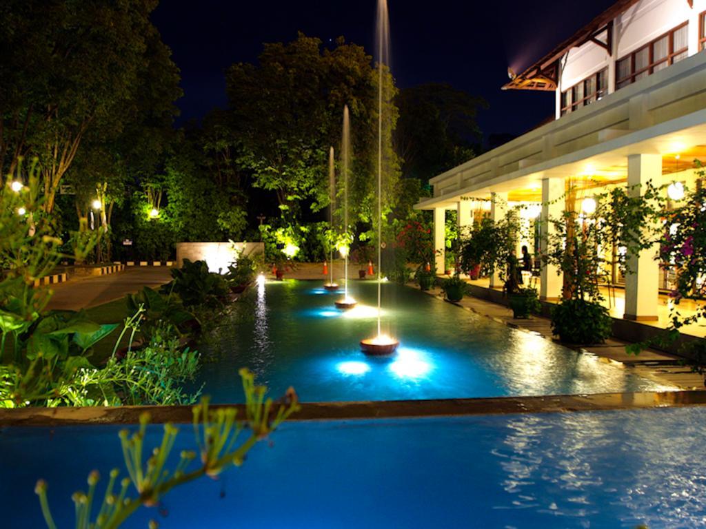 Mesra Business & Resort Hotel Samarinda Dış mekan fotoğraf