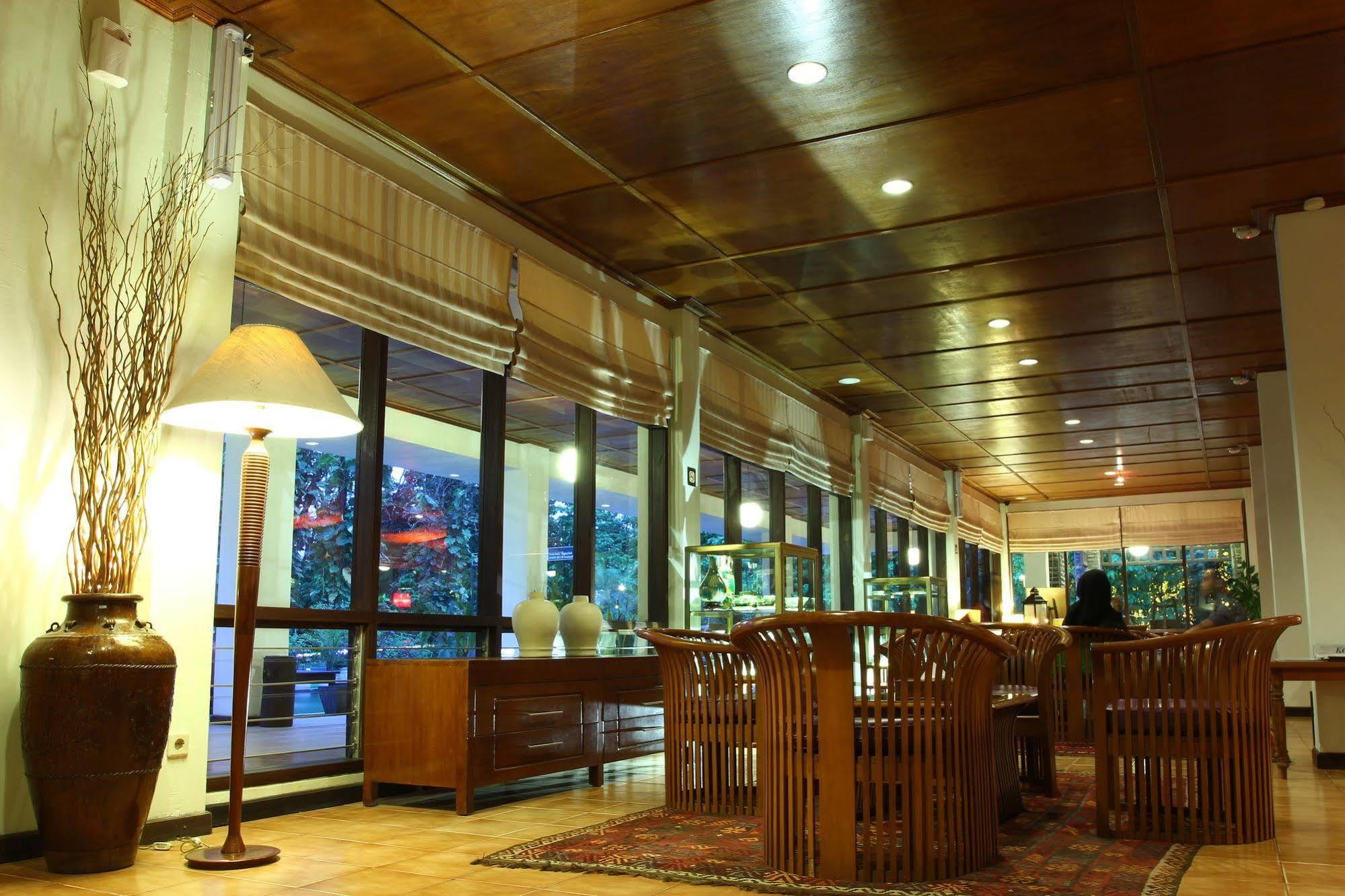 Mesra Business & Resort Hotel Samarinda Dış mekan fotoğraf